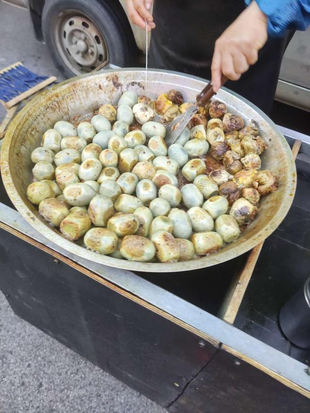 青岛有几个小吃夜市，青岛夜市上这两样重口味东西