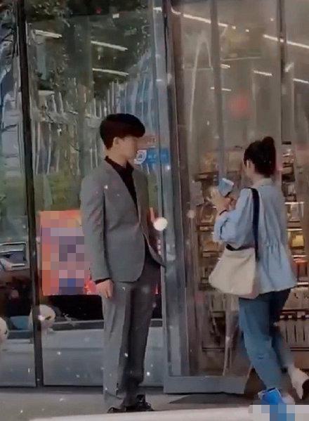 任嘉伦新剧照处江湖，霸道总裁拍成矮土胖