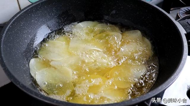 炸薯片的家常做法，怎么炸薯片简单又香脆窍门（追剧看电视的必备零食）