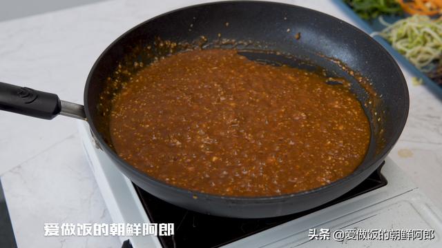 石锅拌饭酱怎么调，石锅拌饭酱料配方（石锅拌饭直接拿米饭拌可不行）