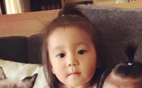 贾静雯女儿咘咘，贾静雯女儿咘咘现在长大的样子（7岁咘咘戴600度眼镜气质大变）