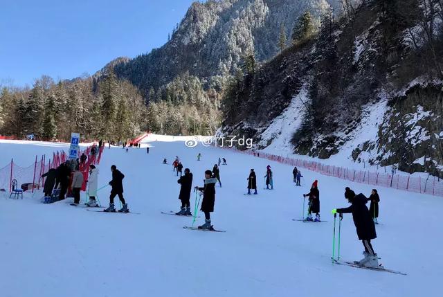 成都冬天适合滑雪的地方，气温陡降至1成都市区有雪但铺不起来