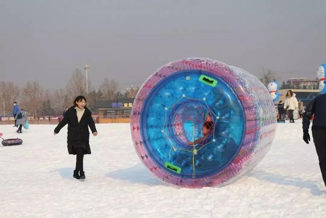 山东哪里有冰雪大世界，山东青州游客冰雪世界享清凉