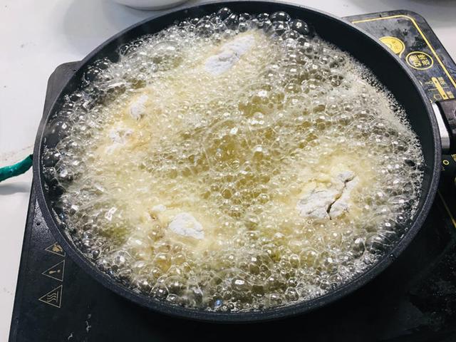 炸鸡翅的家常做法，家常炸鸡翅正宗做法（想吃炸鸡翅别再点外卖了）