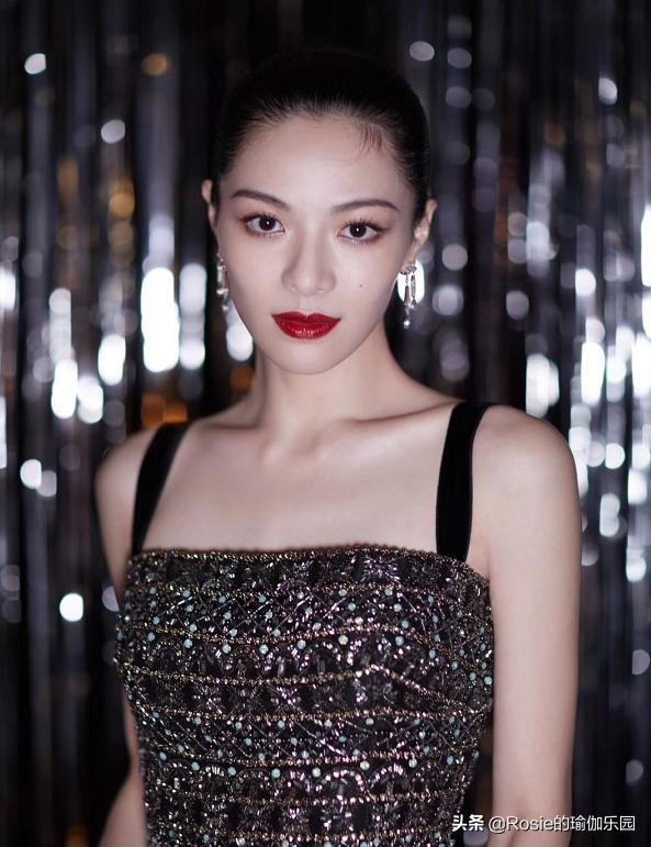 張小斐扯肩帶性感？可你肩帶隨時掉好無奈？簡單2步美肩背不尷尬 健身減肥達人 第10张
