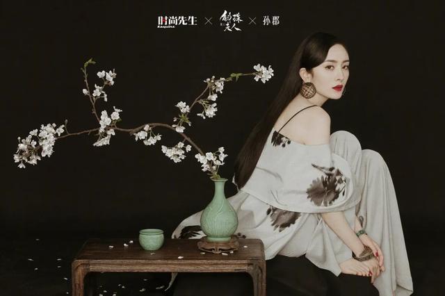 李宇春女装图片，李宇春穿搭卫衣（时尚大片红黑榜）