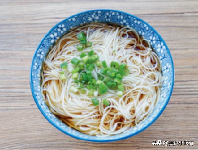 葱油面的家常做法，教你做出吃了心满意足的葱油面（怎么样做葱油面好吃）