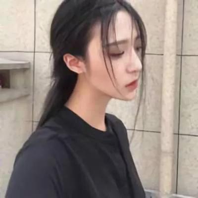 手机挡脸女生头像，手机挡着半边脸的女生头像