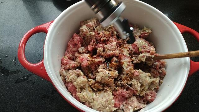 芹菜牛肉水饺如何调馅，牛肉饺子馅怎么调才能鲜嫩（这样做牛肉芹菜饺子）