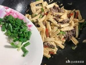 家常腐竹炒肉丝的做法，简单易学—尖椒腐竹炒肉丝