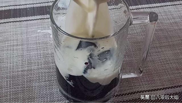 绿茶可以做奶茶吗，用绿茶如何制作奶茶两分钟教会你（哪三种茶叶适合煮奶茶）