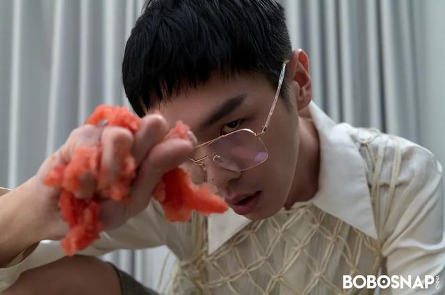 李宇春女装图片，李宇春穿搭卫衣（时尚大片红黑榜）