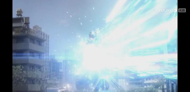 艾克斯奥特曼的人间体第一次变身没想到竟是如此，艾克斯奥特曼头发光