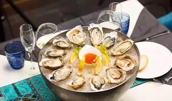 西餐礼仪中刀叉拿法，你知道吃牛排刀叉的正确拿法吗