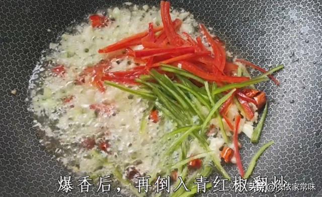 青椒土豆丝怎么炒好吃又脆嫩，饭店的土豆丝为啥炒的那么好吃