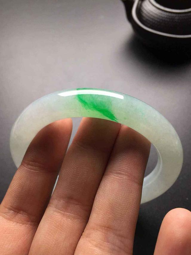 二手翡翠手镯到底能不能戴进去，二手翡翠手镯到底能不能戴