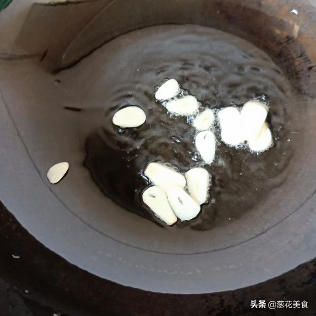 腊肉肠炒荷兰豆的做法教程，荷兰豆炒腊肠的做法简单易学