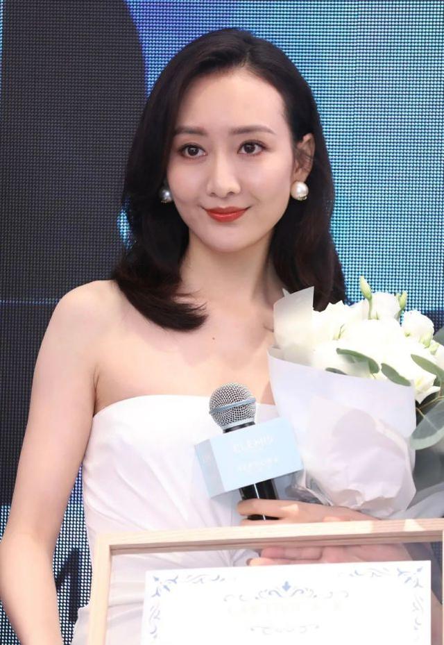 王鷗真的太拼！穿「浴袍裙」出席活動女人味足，抹胸款好怕繃不住 娛樂八卦吃瓜 第4张