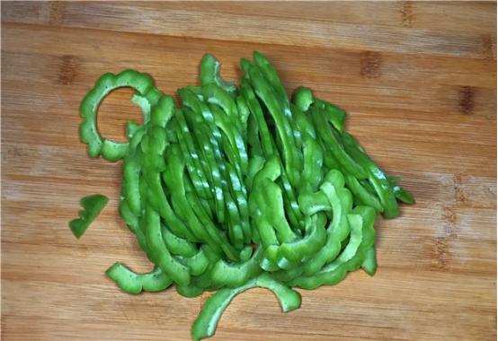 苦瓜怎么做不苦，苦瓜要怎么做才不苦而且还脆（学会了夏天隔三岔五吃）