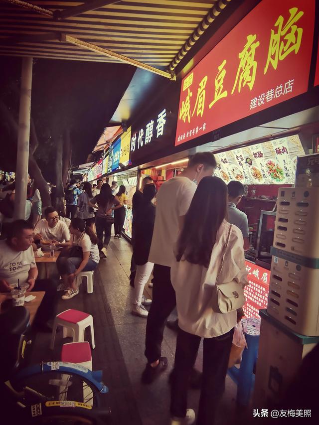 成都小吃街哪里最正宗，成都最有特色的小吃街在哪里
