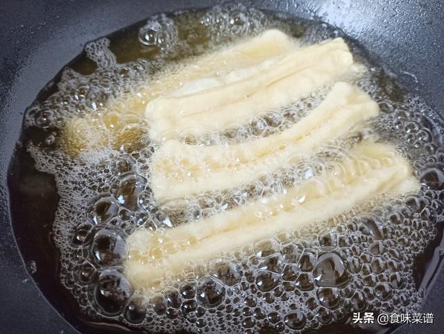 家中最简单炸油条方法，怎样炸油条又脆又酥又好吃简单