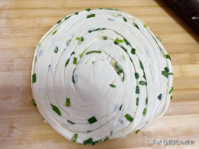 千层葱油饼怎么做又软又好吃窍门，用这个方法做千层油饼太香了