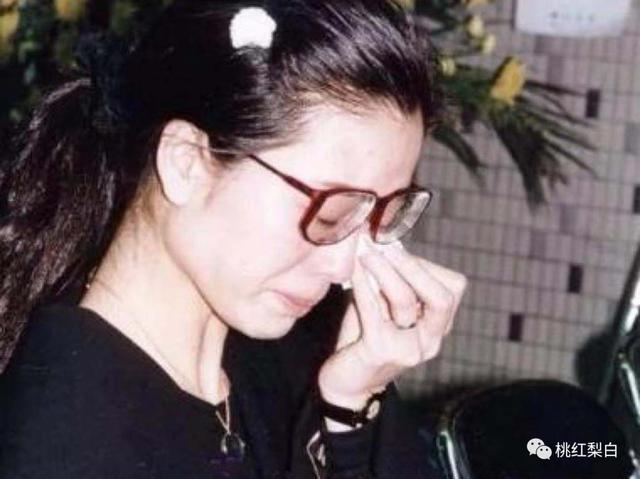 伍咏薇定居北京，从小服务员做到港圈