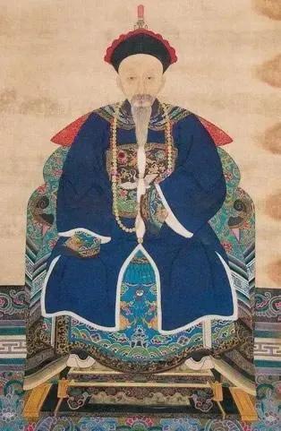 未见当年秦始皇典故，一棵大树挡去路