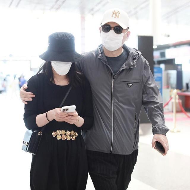 明星果然能賺，蔣勤勤背12萬包包只是日常，夫妻倆低調「炫富」 娛樂八卦吃瓜 第4张