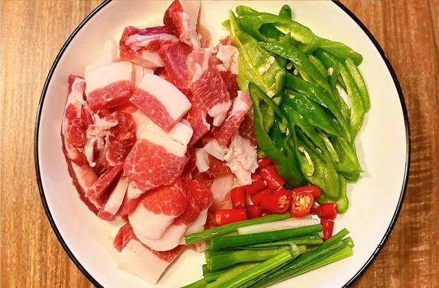 老笋干炒腊肉正宗做法，埋藏在儿时记忆里的那道笋干炒肉