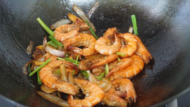 爆炒基围虾的正宗做法，葱爆基围虾记住这几点