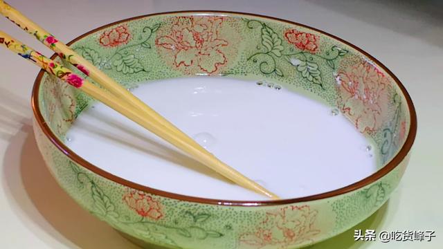 白凉粉制作方法，如何自制白凉粉最简单的做法（妈妈用了30多年凉粉做法）