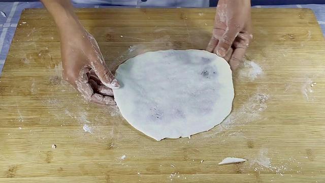 煎饼的家常做法酥脆又香，教你广式煎饼的家常做法