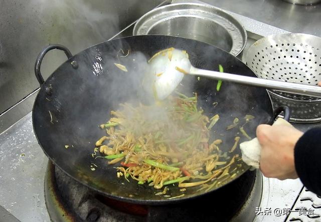 黄花菜炒肉最正宗的做法，黄花菜炒肉丝很多人第一步就做错了