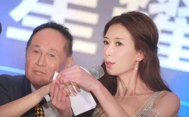 林志玲出席活动被老板抱，表情奇怪被当做“强颜欢笑”
