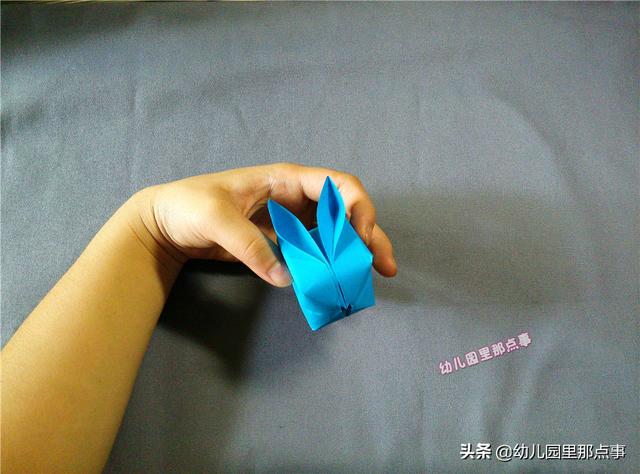 折纸气球兔子的做法图解，幼儿园亲子手工折纸DIY之兔子气球