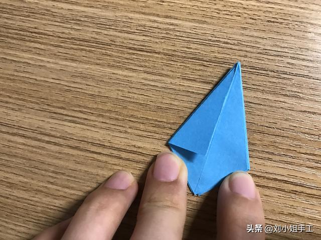 最简单的雨伞折纸方法图解，折纸教程：带爱心的小花伞