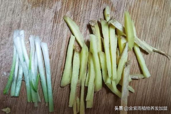 最简单快速去除头皮屑，简单快速去除头屑的小妙招（清理头屑的四个小妙招）