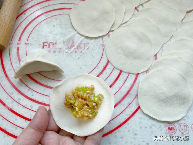 芹菜馅饺子怎么做，芹菜馅饺子怎么做好吃窍门（调饺子馅牢记“3放2不放”）