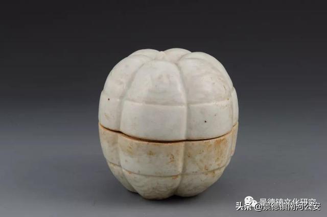 白瓷起源于什么时候的瓷器，瓷器釉彩的品种及其起源