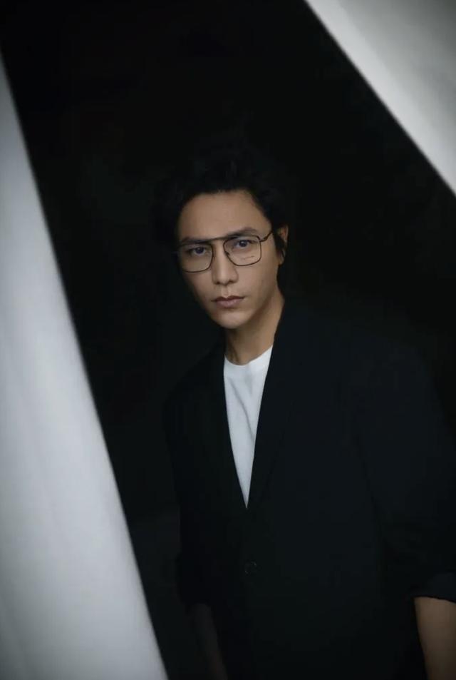 彭于晏的卧蚕是怎么练的，彭于晏这个看着成熟内心童真的人你喜欢么