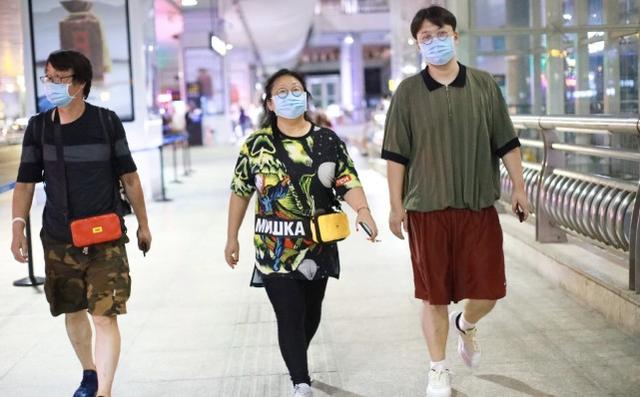 杜海濤一家三口現身機場，海濤紅配綠穿搭不違和，媽媽太可愛減齡 娛樂八卦吃瓜 第4张