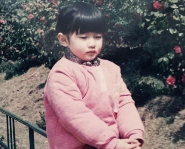 江疏影跟胡歌合照素颜，三十而已江疏影坎坷感情史