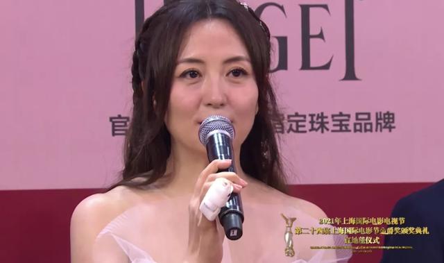 上海电影节闭幕式红毯，陈都灵最新红毯（上海国际电影节举行闭幕红毯）