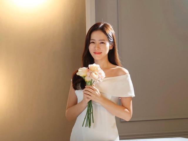 20岁孙艺珍惊艳写真照，选出20岁时最美的三位女演员