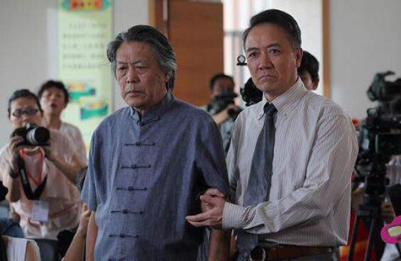 张嘉译真的是敬业的老戏骨，张嘉译艳福不浅