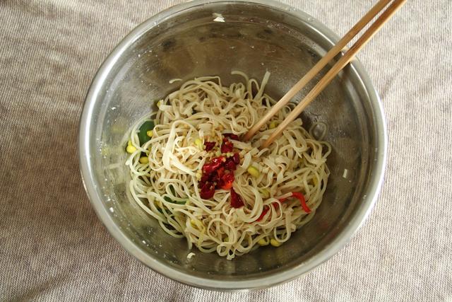 拌豆芽凉菜的做法，自制豆芽菜凉拌方法（快手菜凉拌黄豆芽）