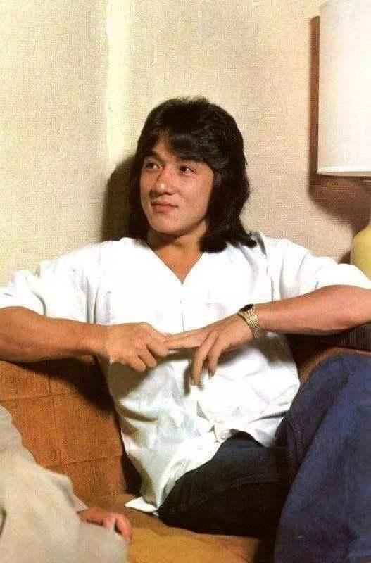 成龙现在多少岁，成龙从年轻到现在（成龙1岁到40岁罕见照）