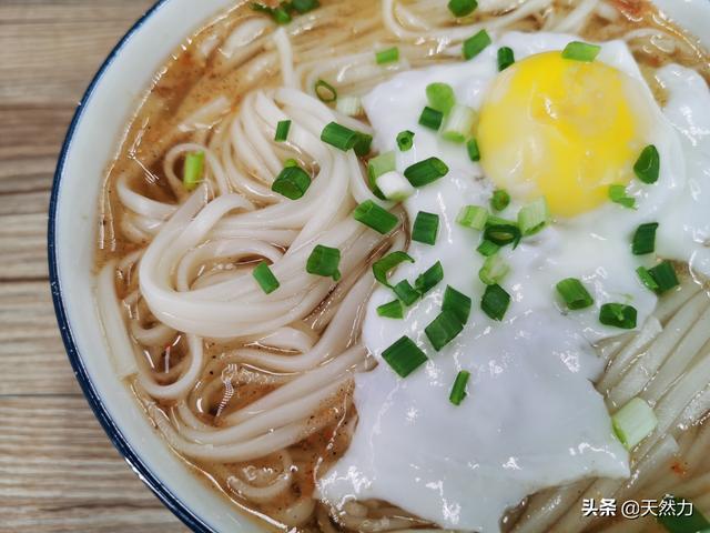面条怎么煮好吃又简单，简单的煮面条怎么做好吃（春天给家人做面条）