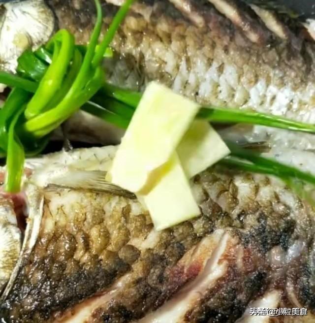 怎样做鲤鱼汤好喝又不腥，做清炖鲤鱼记住这3个关键汤白肉嫩